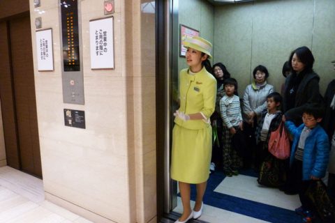 Văn hóa đi thang máy của người Nhật